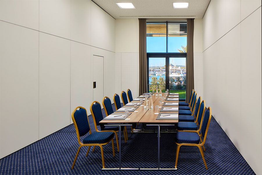 Small meeting room in the Algarve Congress Centre with harbourview over the Vilamoura Marina